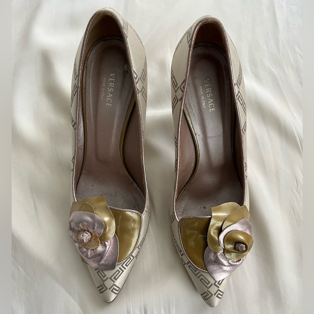 Versace Ivory/Light Grey Heels with Greek Logo Jacquard Fabric 38.5 / 8.5 FLAWS